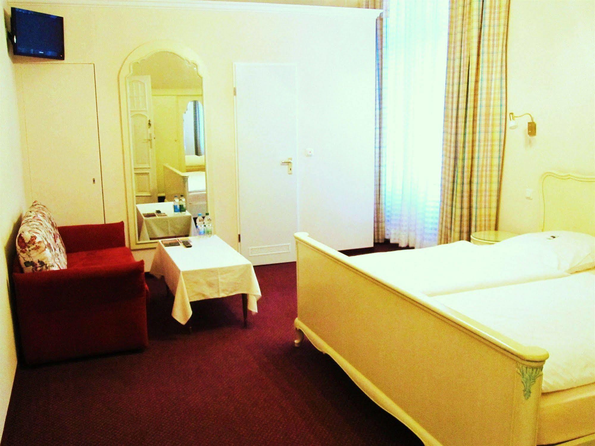 Hotel Pension Fasanenhaus Berlim Exterior foto